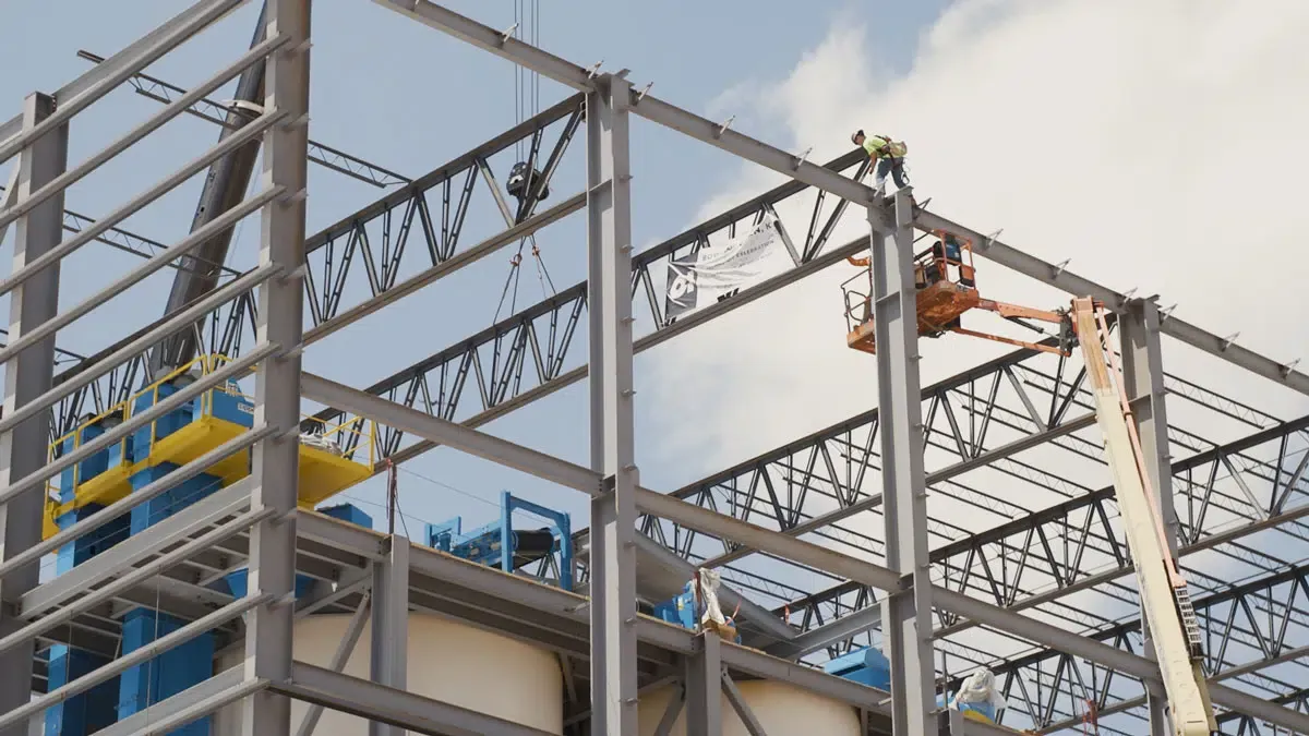 The commemorative placement of a final beam on the initial construction of O-I's glass packaging production facility in Bowling Green, Kentucky, in April 2024.