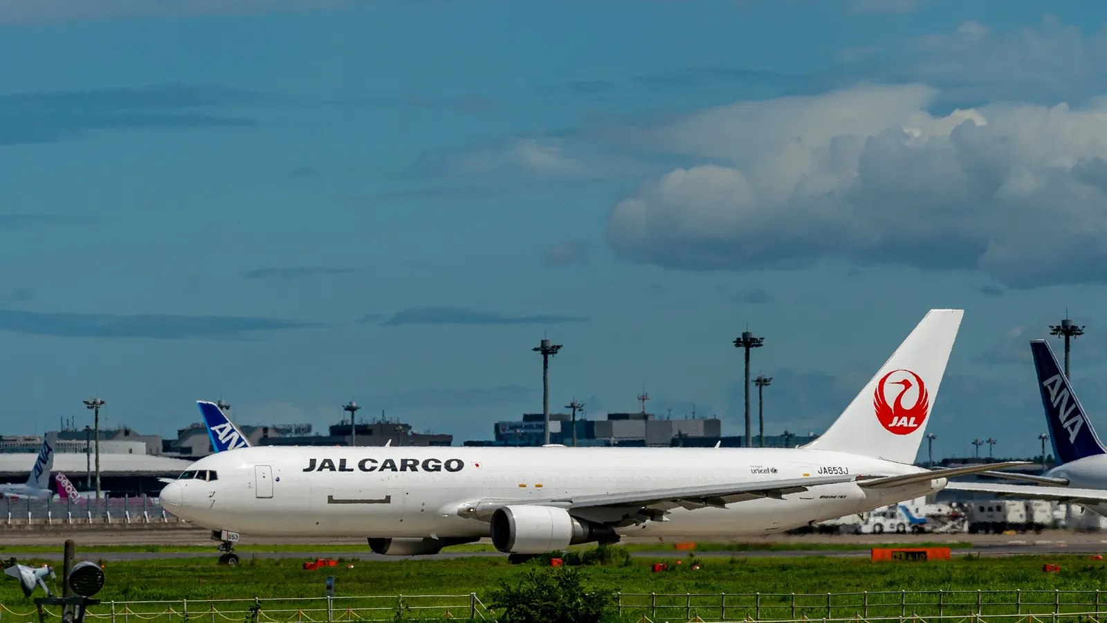AI-Driven Cargo Bump Sparks Transpacific Air Freight Service