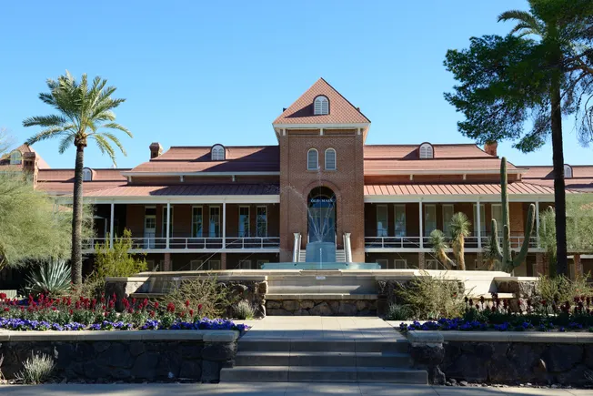 A Universidade do Arizona equilibrou o orçamento à vista posteriormente déficits maciços
