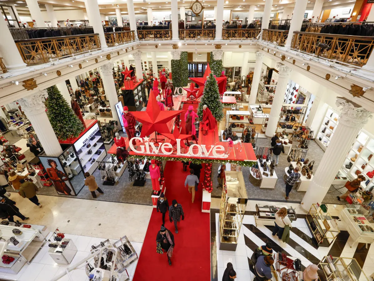 Why holiday season store experiences should be helpful but unobtrusive | CX  Dive