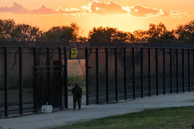 Texas awards $307M for 2 projects to build 14 miles of border wall ...