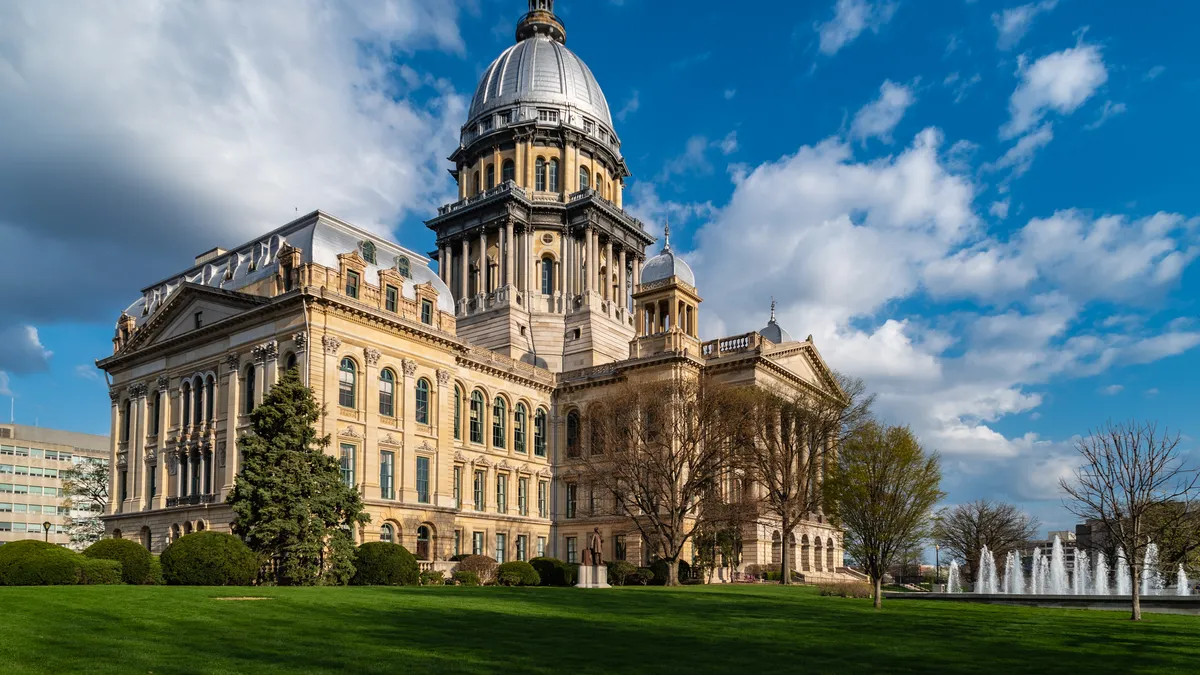 Exterior of the state capitol of Illinois in Springfield, IL