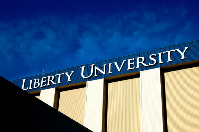 Liberty University deve enfrentar a reivindicação de discriminação do ex -trabalhador trans, regras do juiz