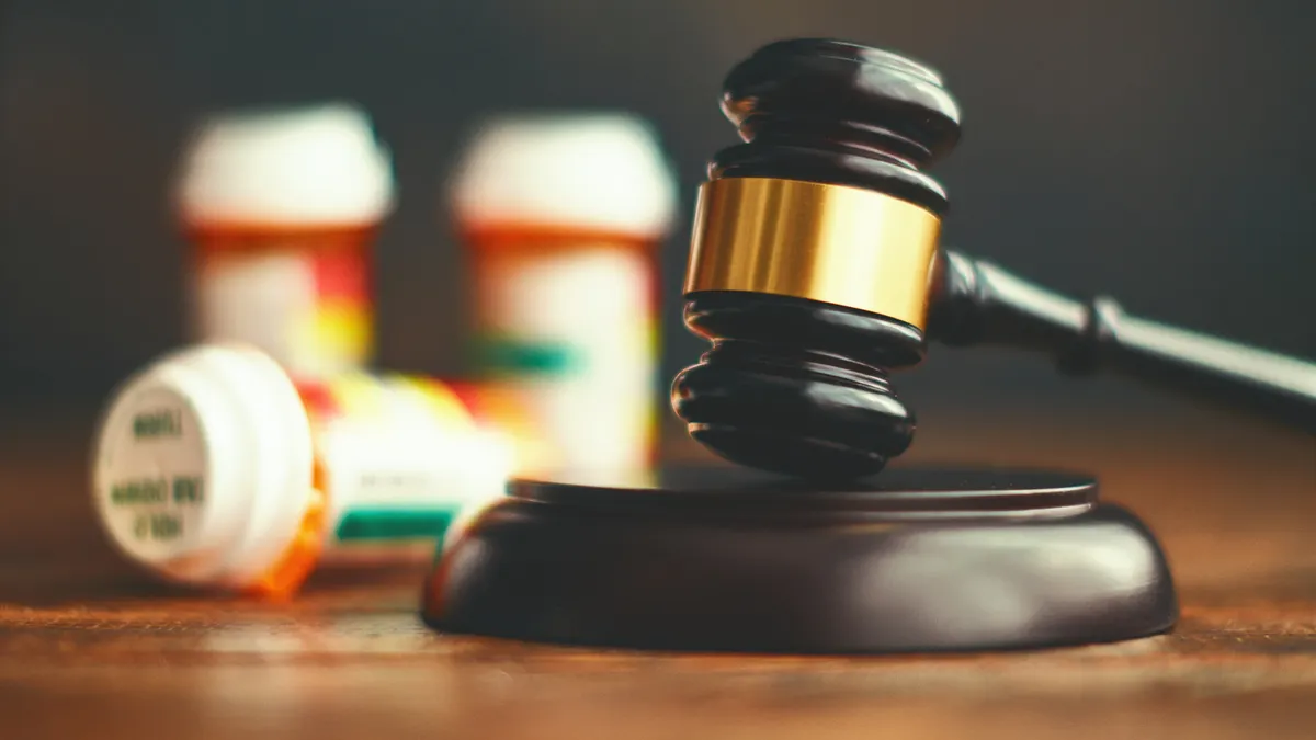 Pill gavel