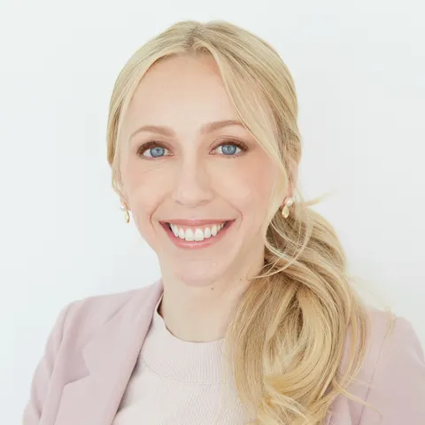 Uma foto da CMO da Jack in the Box, Katelyn Zborowski, contra um fundo branco