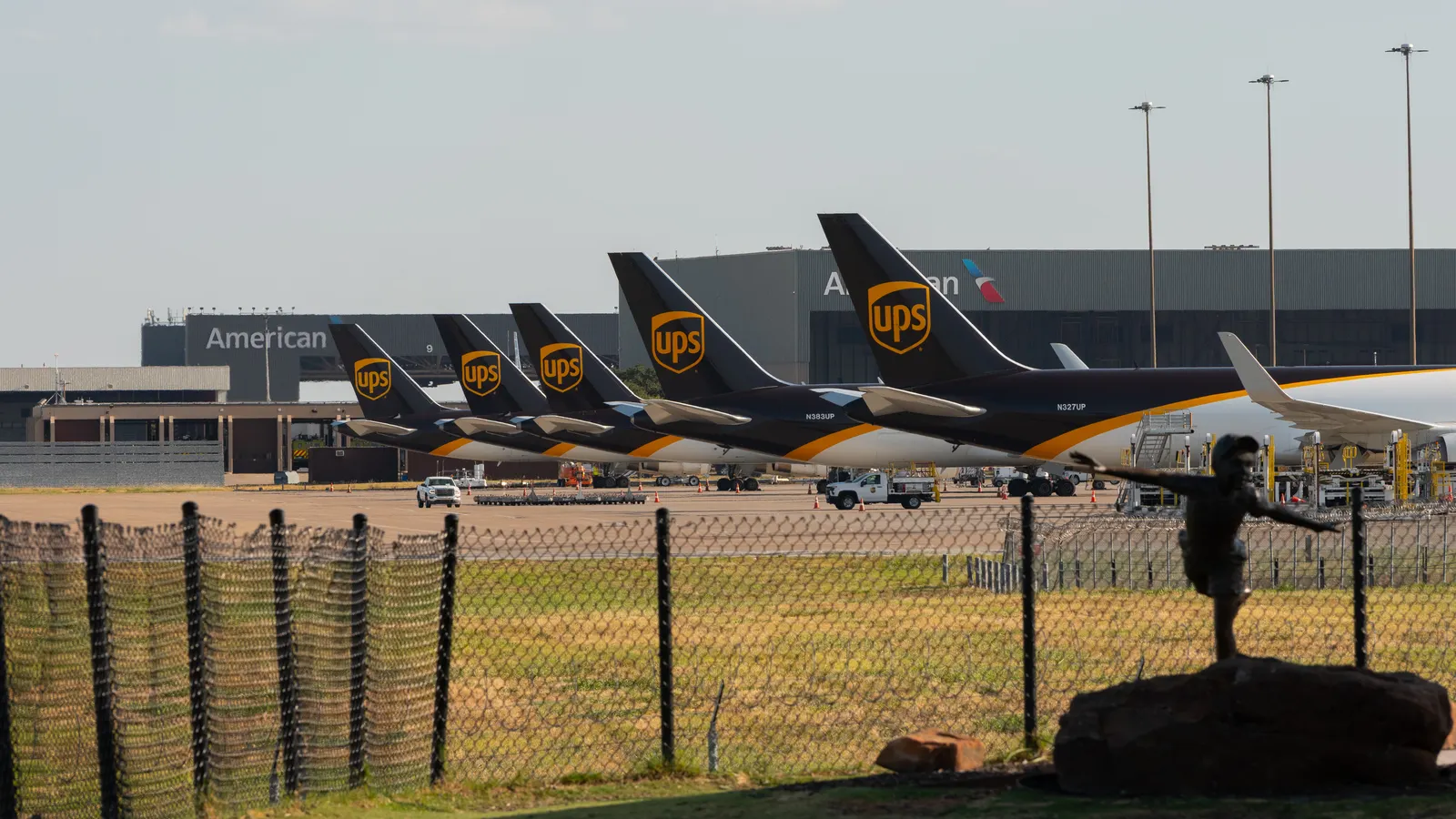 Air cargo rates ease, shippers buy short-term capacity