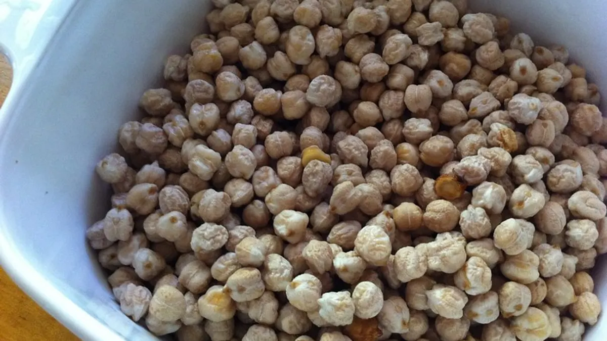 Raw rinsed chickpeas about to get a soaking