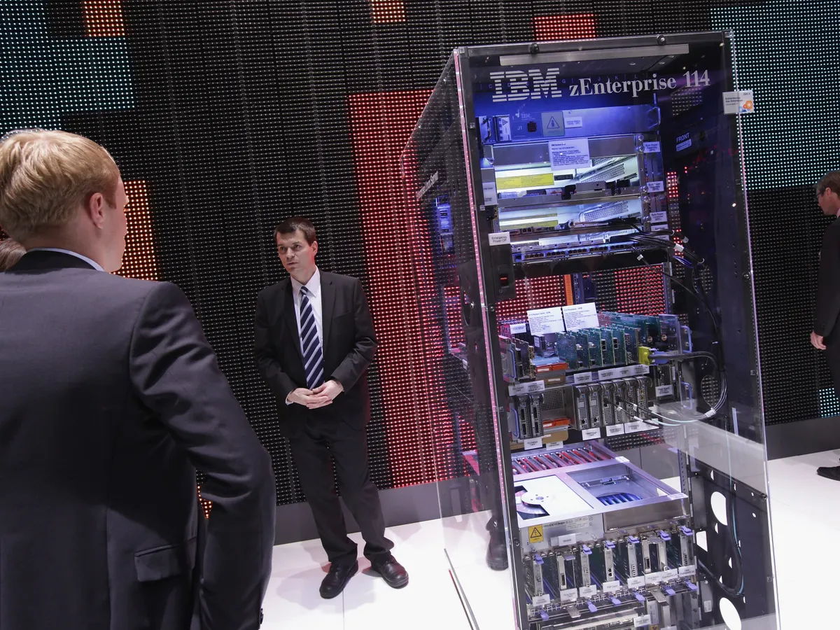 Enterprises cling to mainframe as cloud expands | CIO Dive