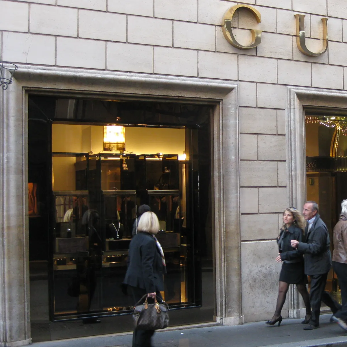 Gucci expands crypto payment options to ApeCoin, Euro Coin | Payments Dive