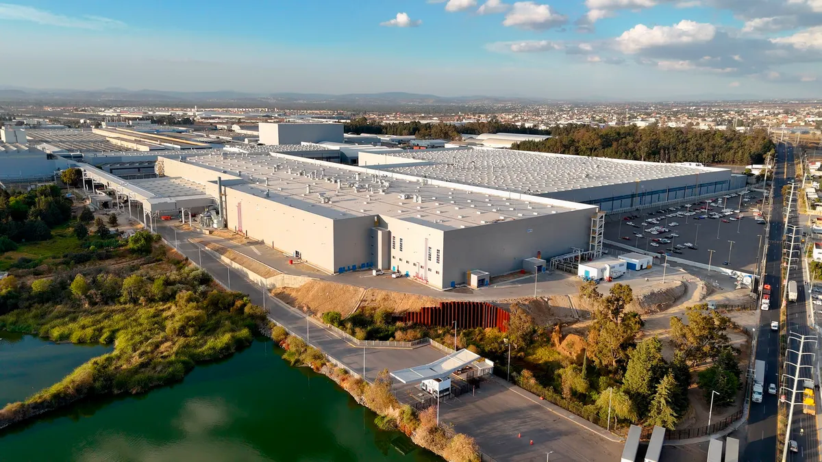 New paint shop stands as part of sprawling Volkswagen de México facility.