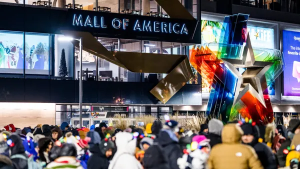 Crowds in front of Mall of America on Black Friday