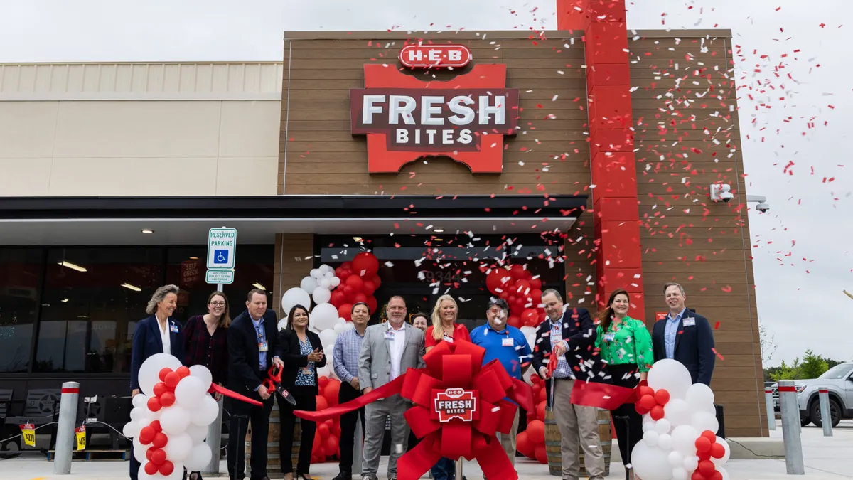 A photo of the exterior of an H-E-B Fresh Bites c-store in Texas.