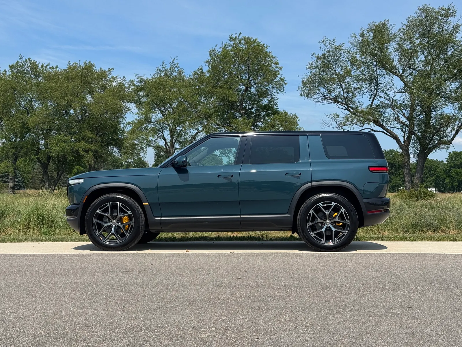 2027 Rivian R2 Performance with Launch Package