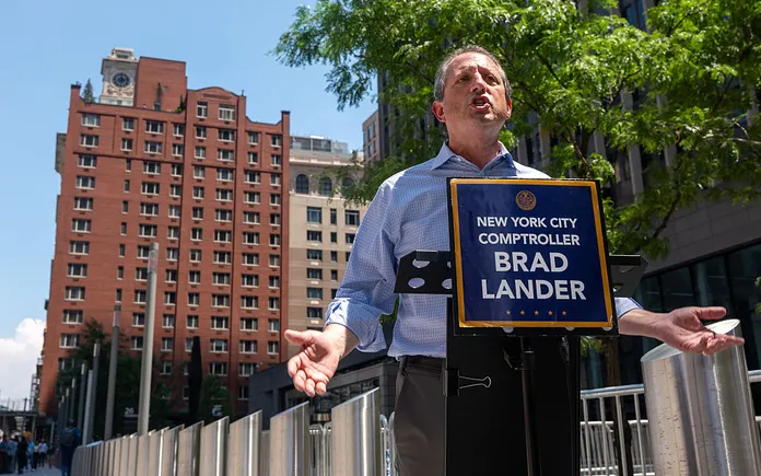 NYC pension delays vote to  drop BlackRock, Fidelity