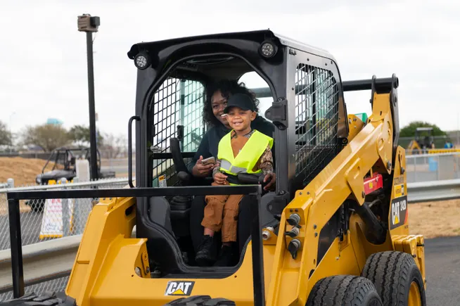 ディズニー How it Works in thecountry Building a 2000 Piece Thomas Kinkade Disney Mickey and Minnie in