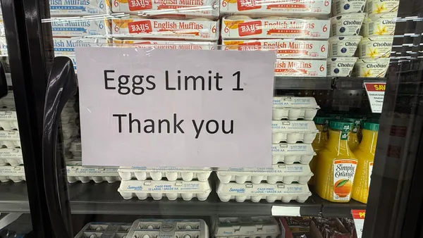 A sign at a grocery store asking customers to limit how many eggs they buy.