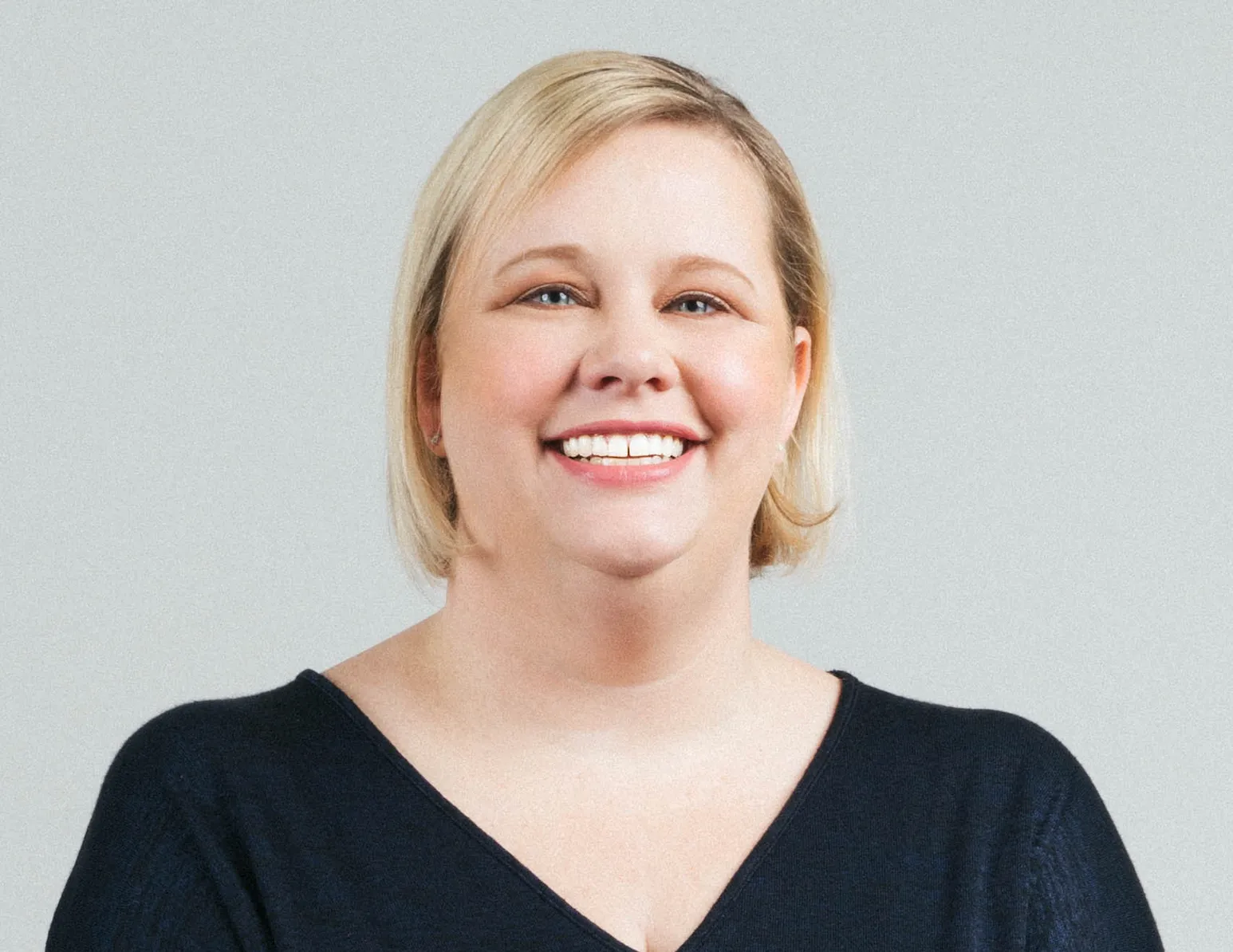 Headshot of Beth Stevens, Sword Health's chief legal officer