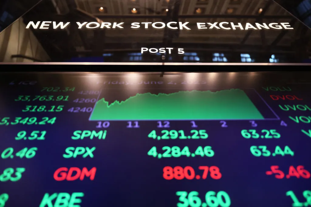 stock numbers below a NYSE sign