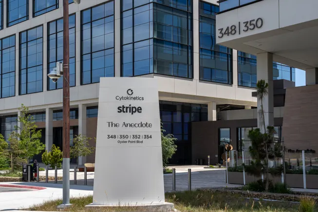 Stripe tips toward staying private
