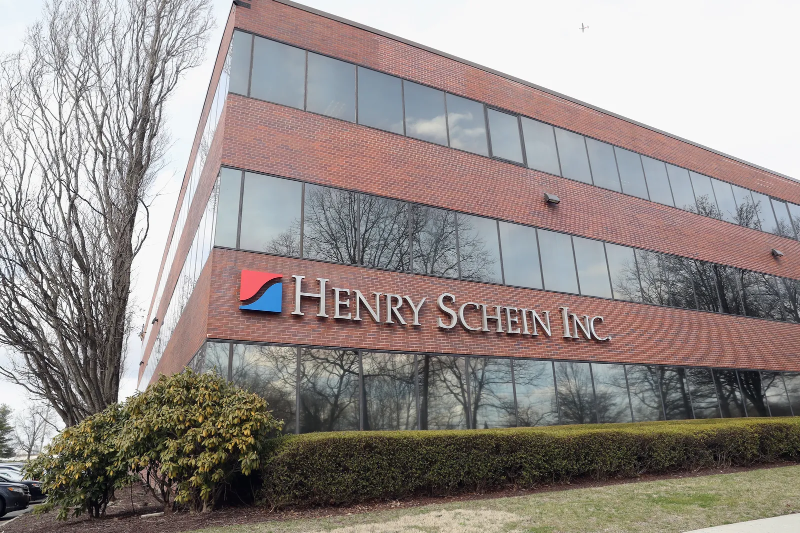 A brick building with a sign that says &quot;Henry Schein Inc.&quot;