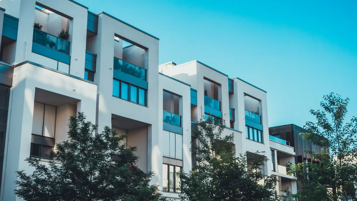 blue sky no clouds white house