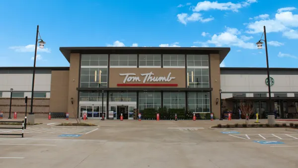 Front of a Tom Thumb grocery store in Texas.