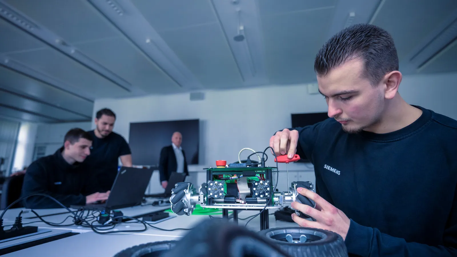 CHROs split on whether managers can lead through AI-driven change, Gallup finds