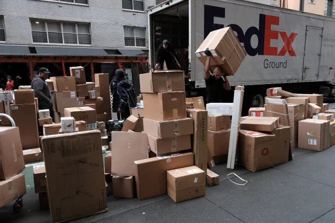 FedEx, Amazon strike large-package delivery deal