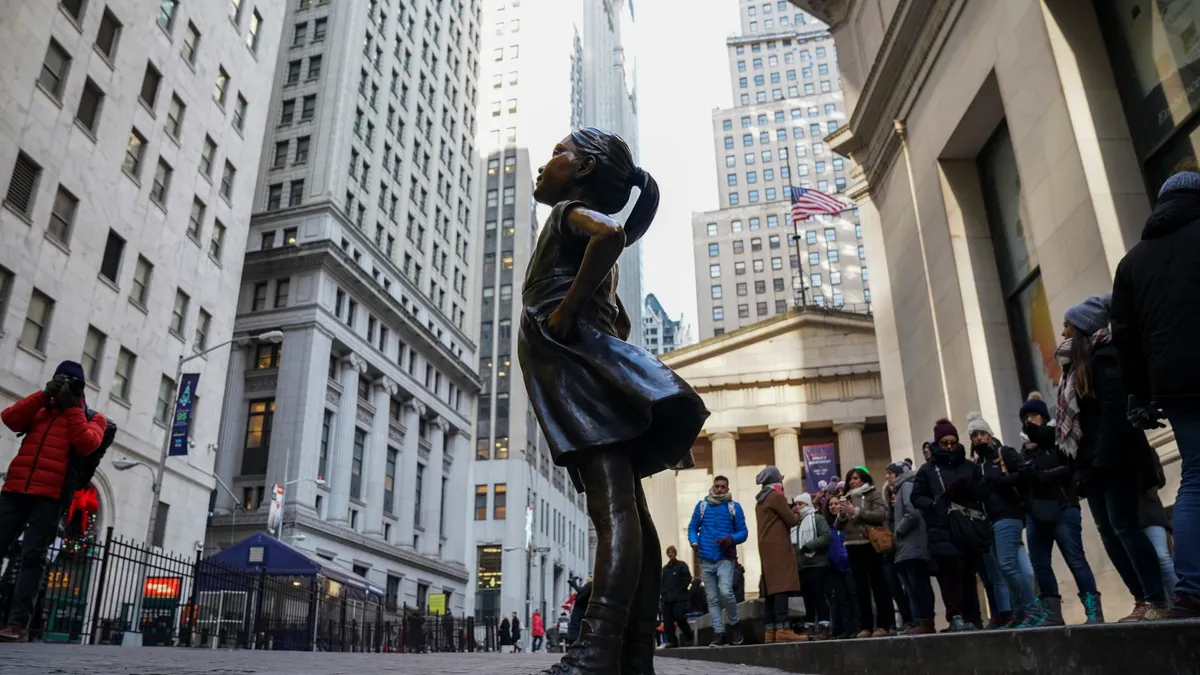 fearless girl statue in front of the new york stock exchange