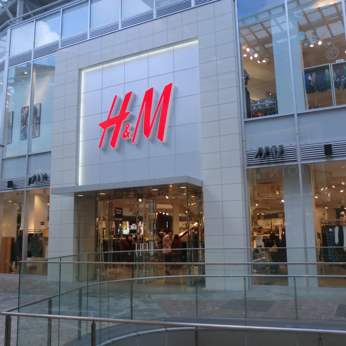 H&M to close stores, expand on Alibaba