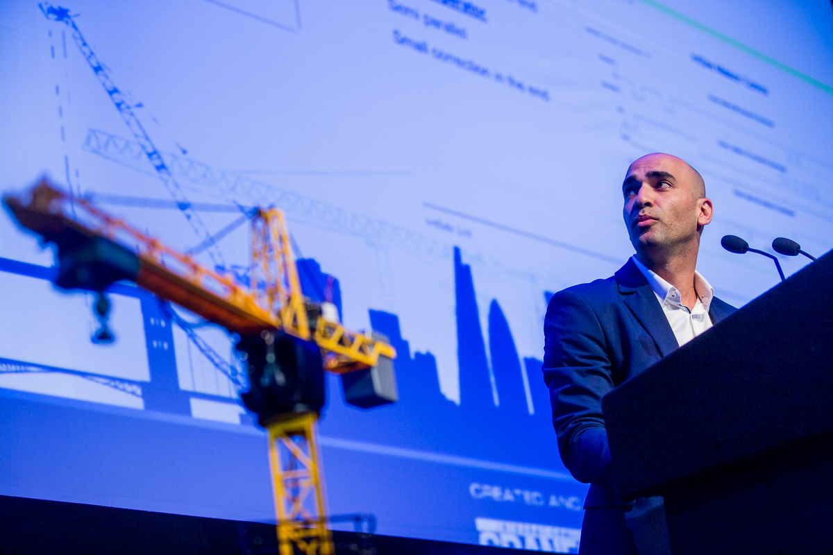 IntSite provdes artificial intelligence for cranes