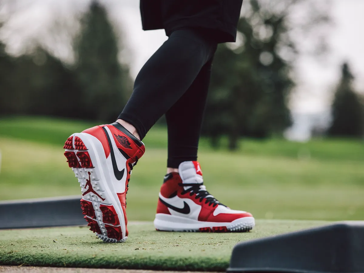 Air Jordan Golf シューズ 赤/白/黒 Nike drafts Air Jordan to boost its golf game | Retail Dive