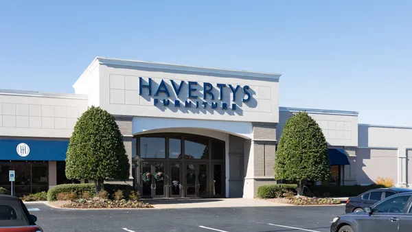A retail storefront of Havertys Furniture.