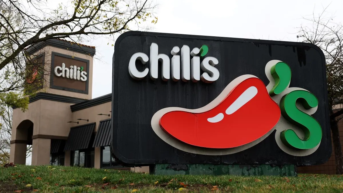 An image of a Chili's sign with a red chili pepper.