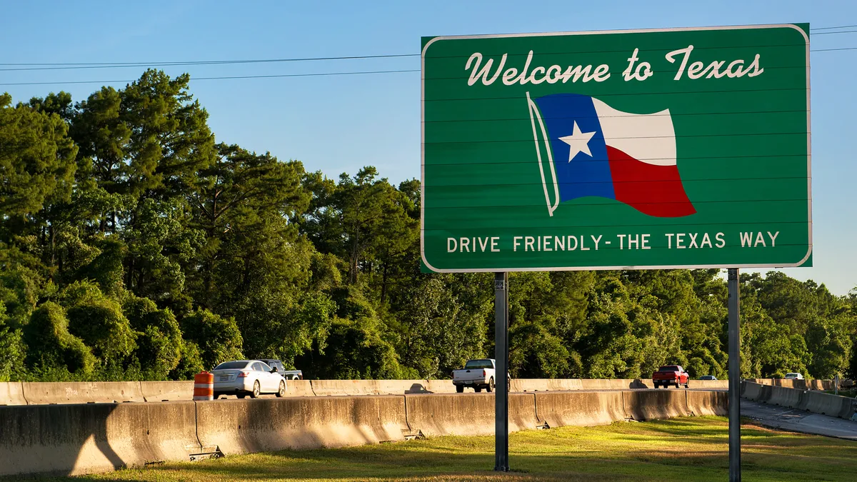 "Welcome to Texas"sig alongside a lightly traveled roadway.