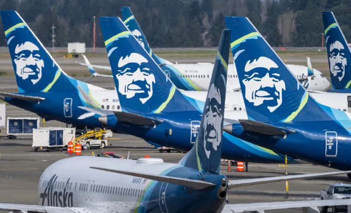 Alaska Air relies on loyalty, premium to weather jet fuel prices