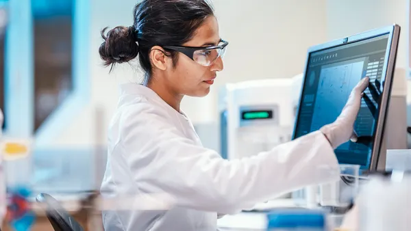 A female scientist works in a laboratory.