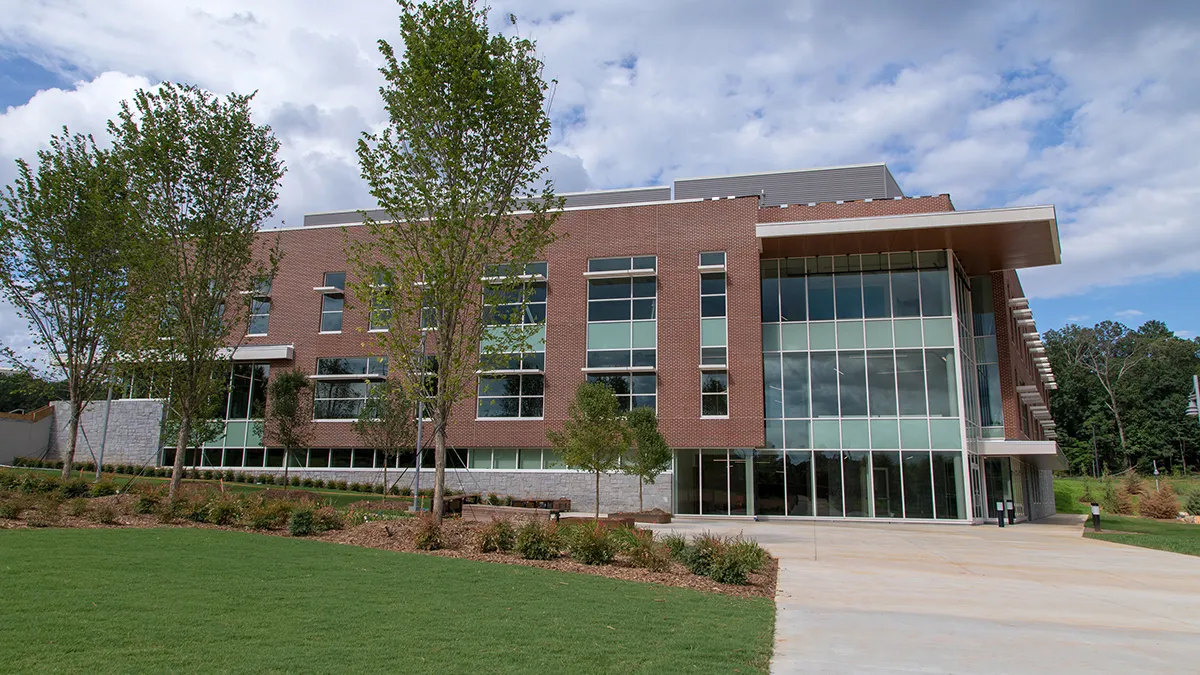 A photograph of the outside of the STEAM (Science, technology, engineering, art, math) building on Georgia Highlands College's Carterville Campus.