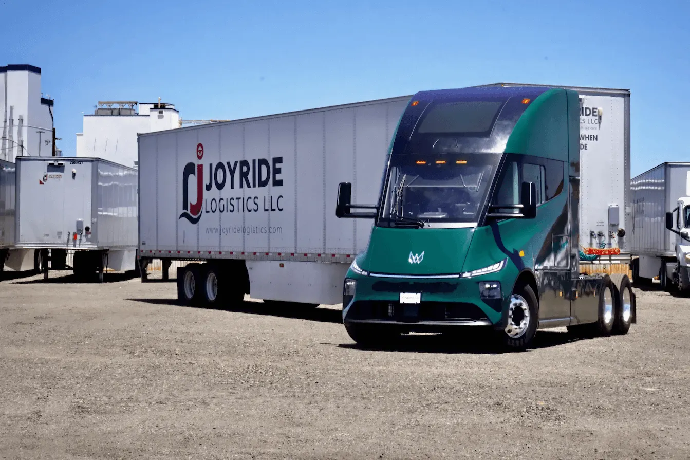A Windrose Electric tractor connected to a trailer.