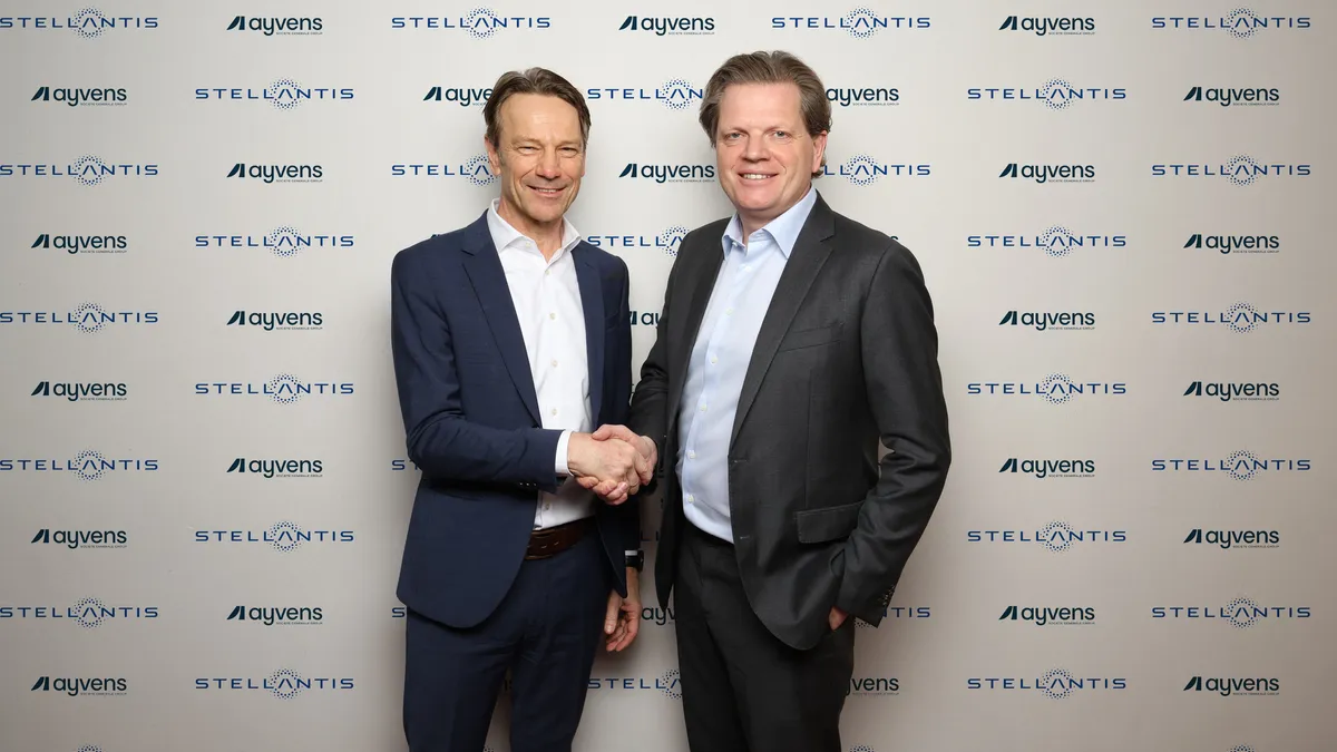 Stellantis COO Uwe Hochgeschurtz and Ayvens COO Miel Horsten shakes hand in a press photo.