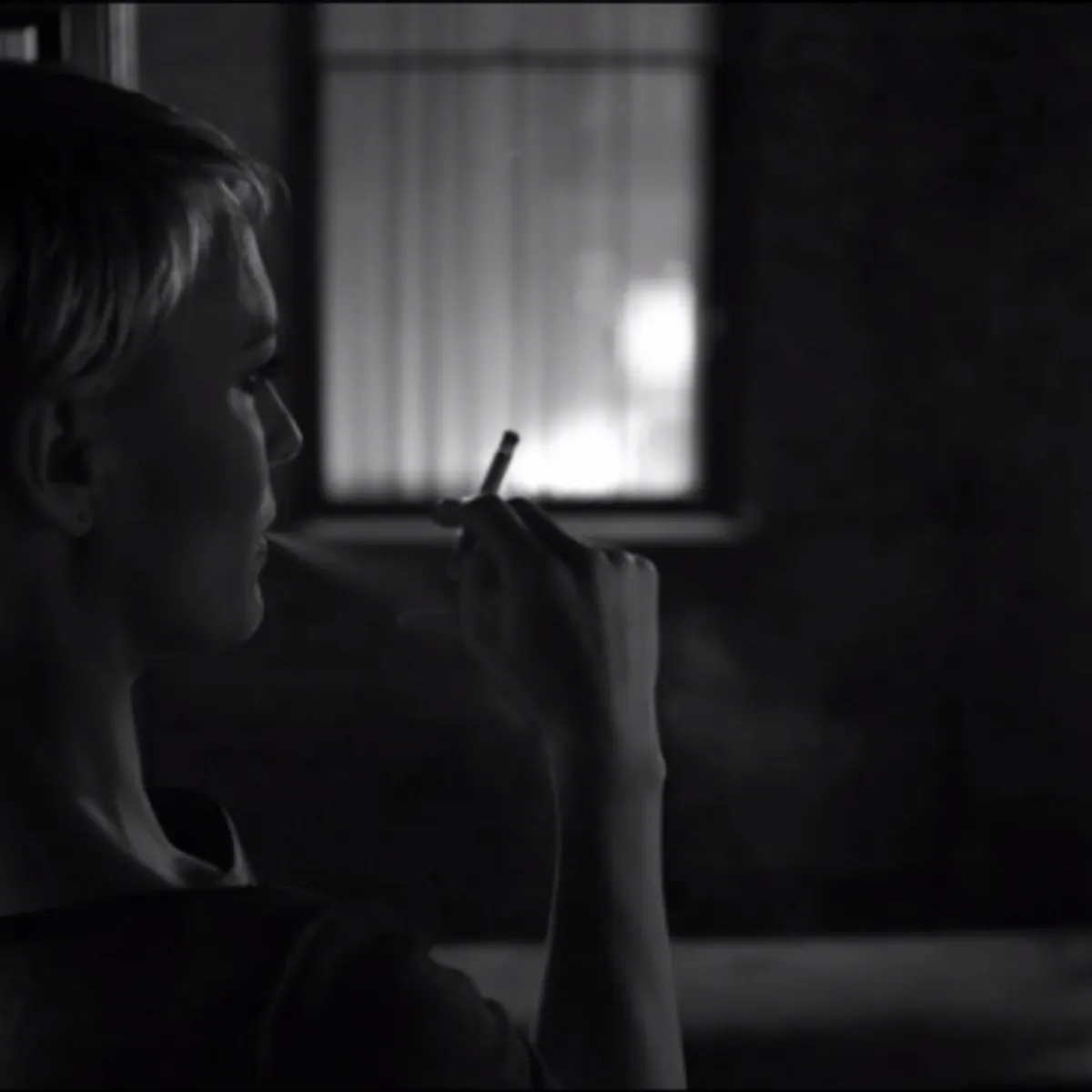 Season 2 Trailer for House of Cards Is Literally Just Robin Wright Smoking 
