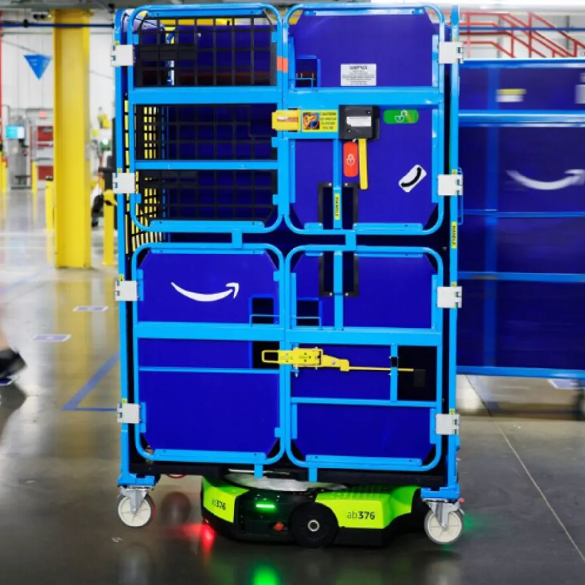 Recent developments highlight the growing integration of AI and intelligent software with warehouse - Image 1
