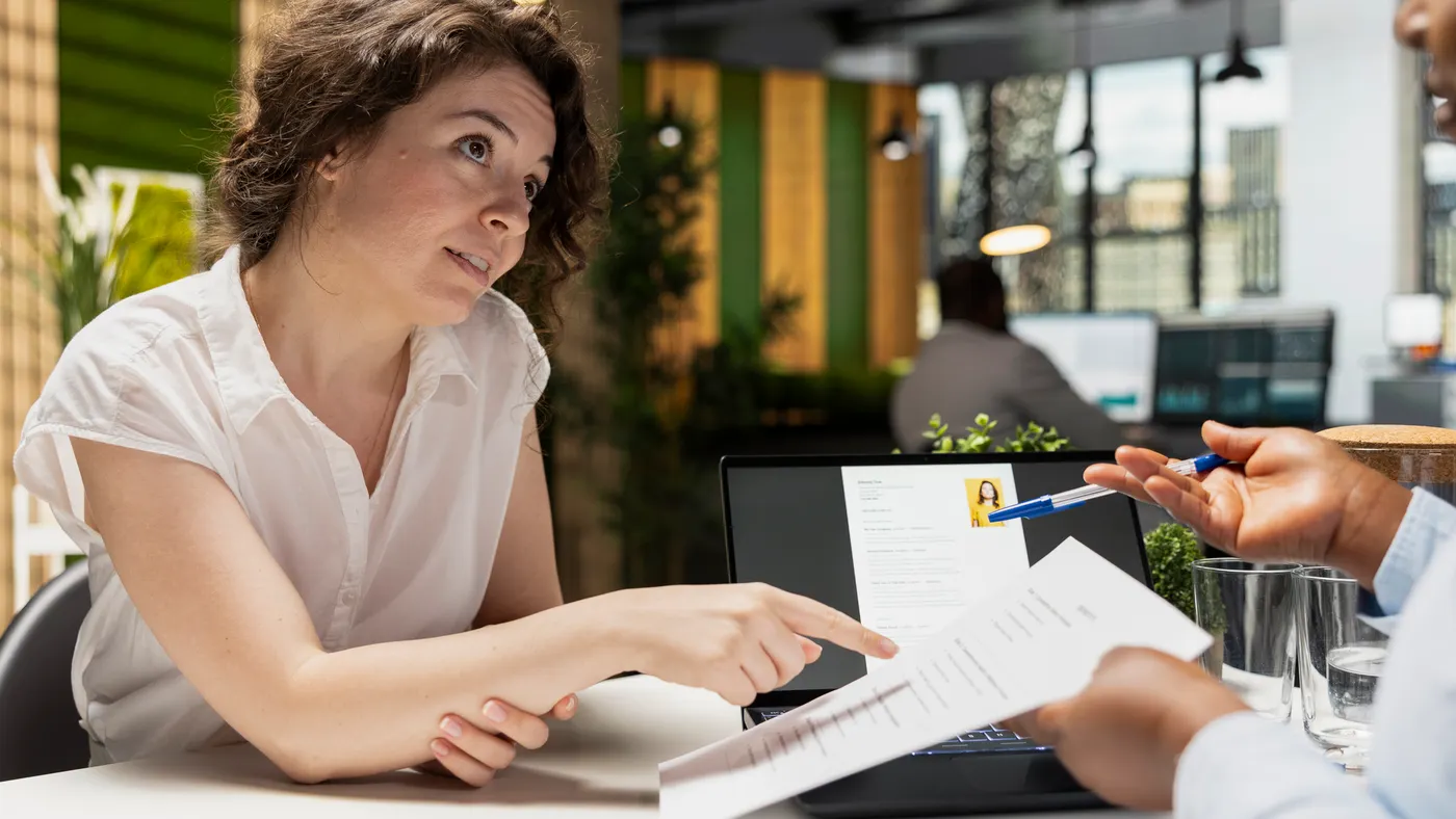HR manager compliance checking