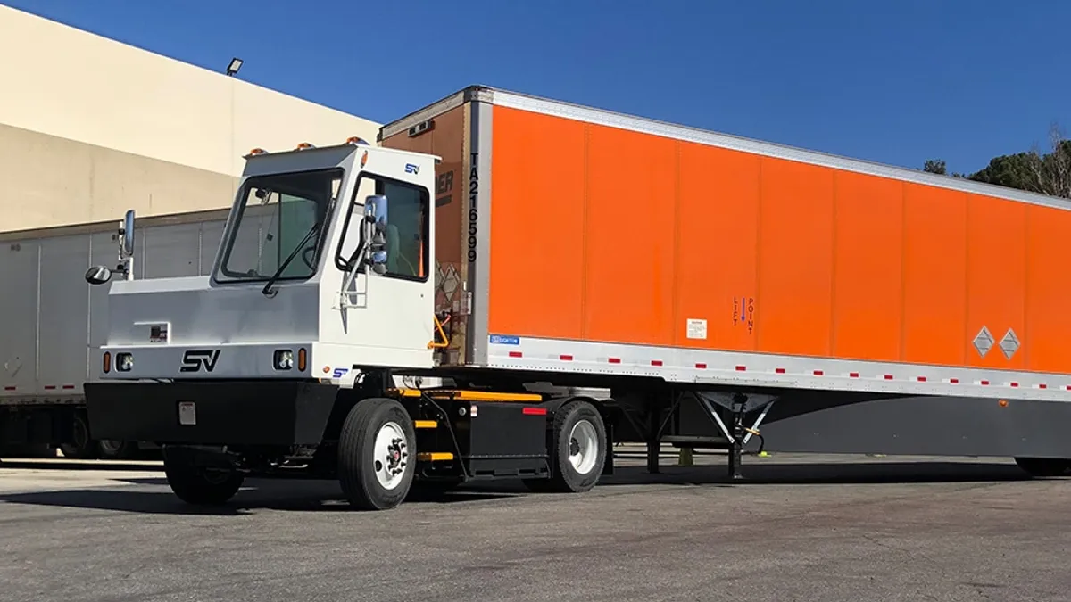 Schneider National yard truck Lonestar S22