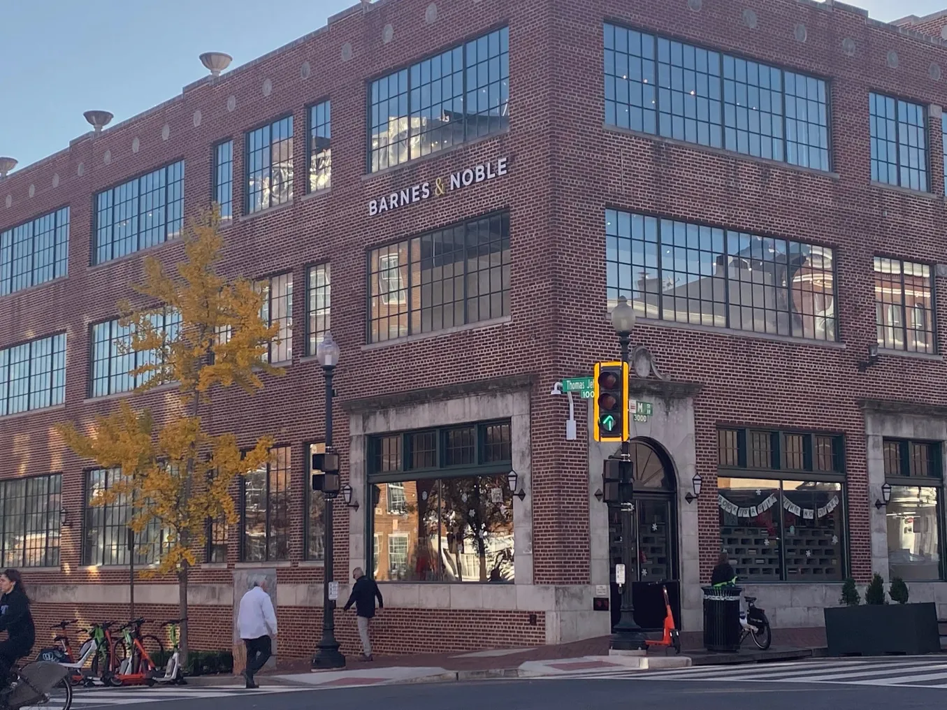 Exterior of a Barnes & Noble in Washington, D.C.