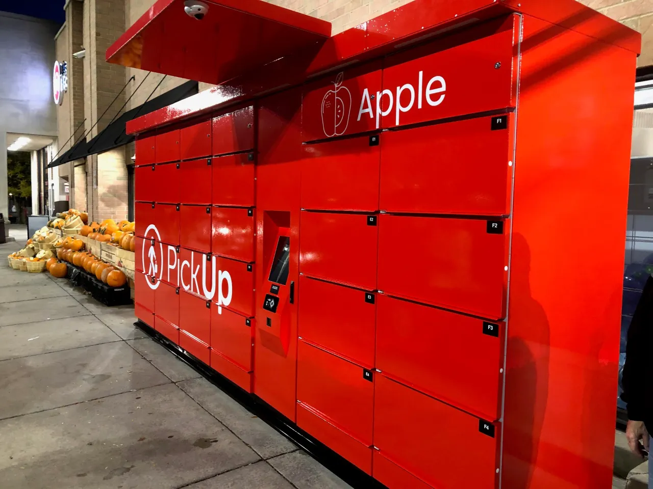 Pickup locker Albertsons is piloting at select stores