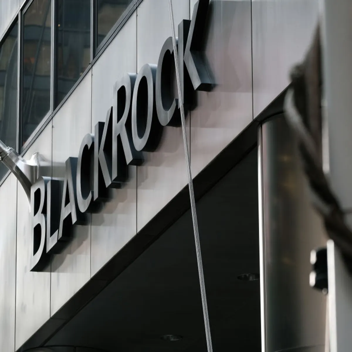 Investment firms BlackRock, Vanguard shift stakes across carriers |  Trucking Dive