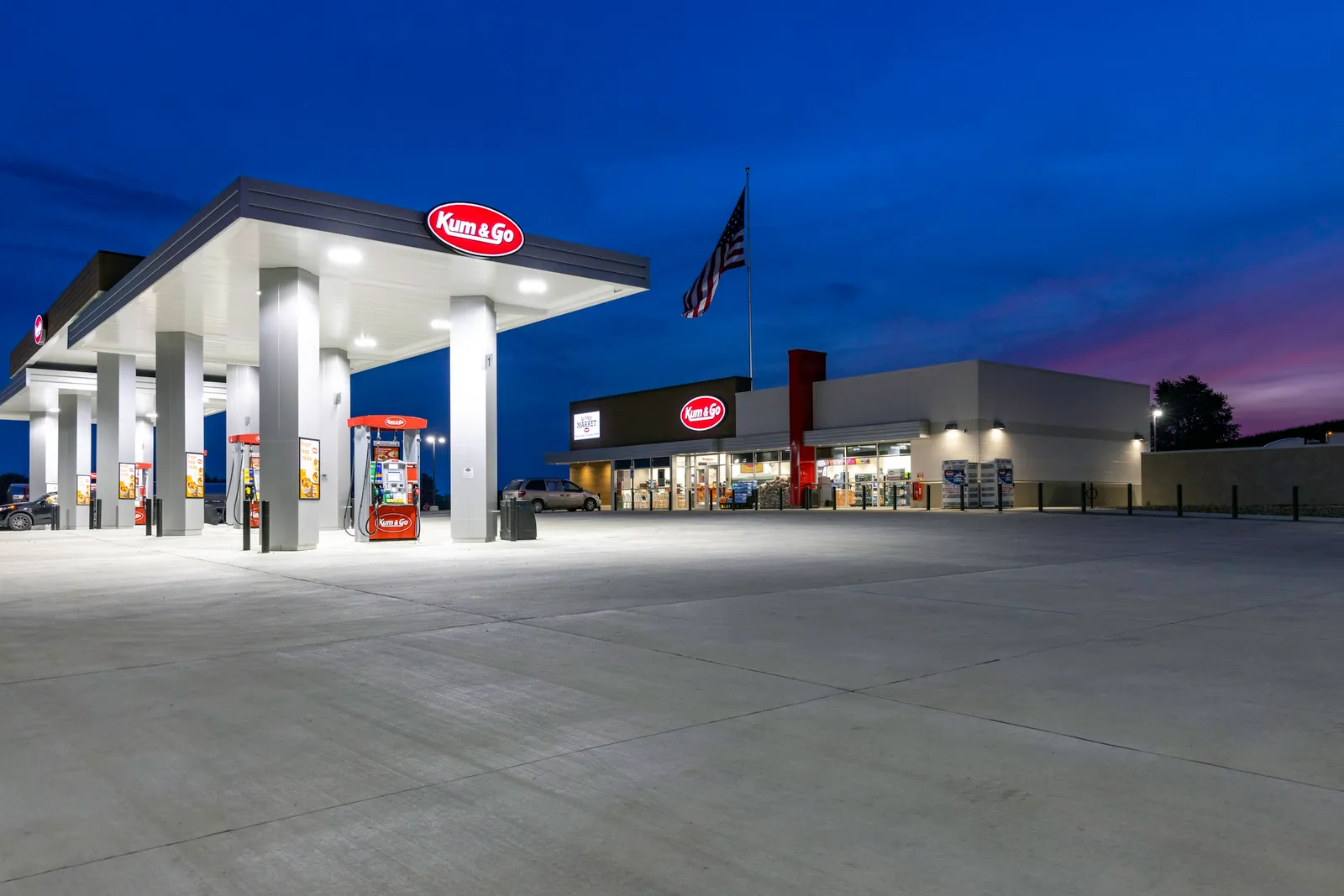 A photo of the exterior of a Kum & Go bistro store format.