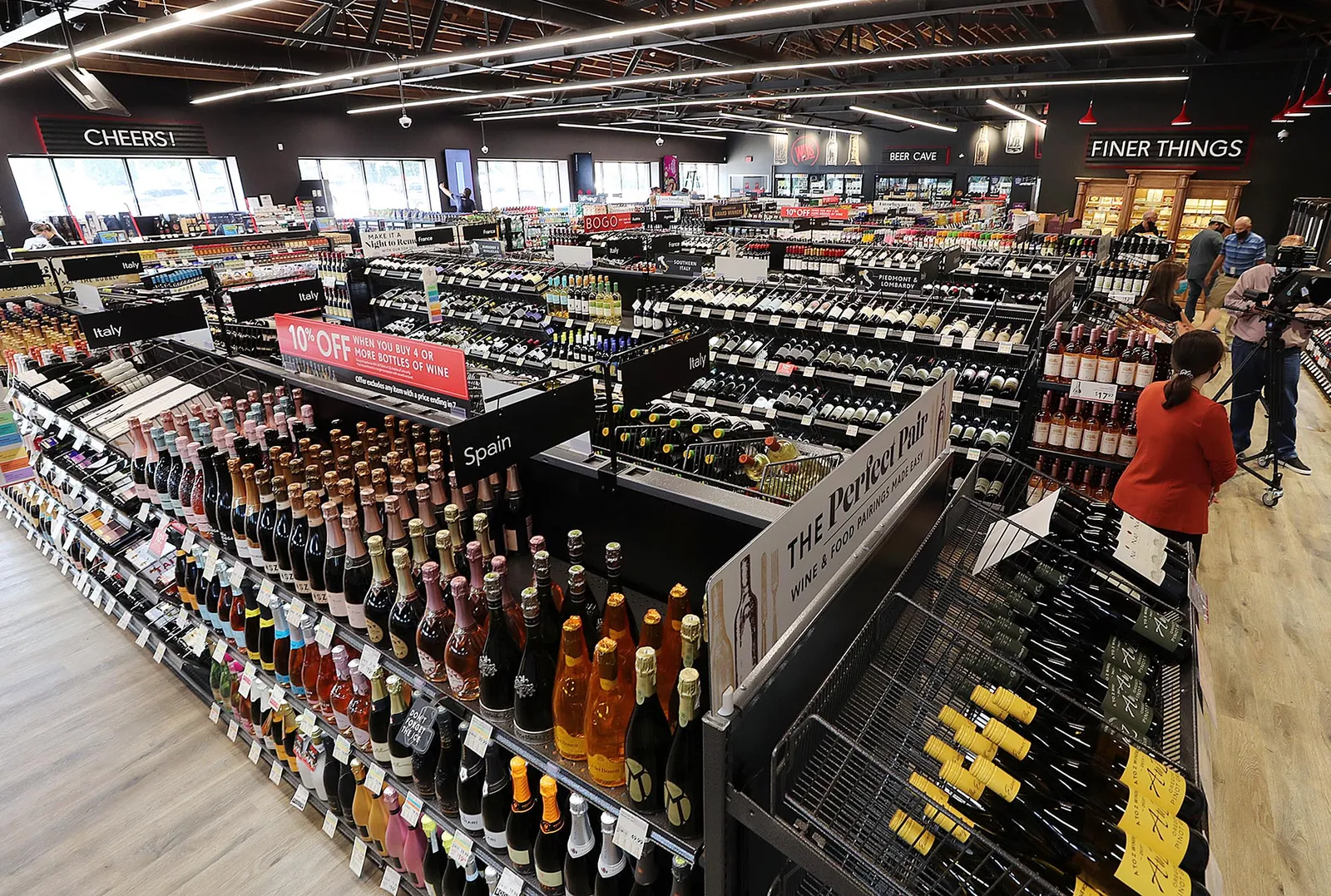 Interior of WDs Wine, Beer &amp; Liquor in Jacksonville, Florida