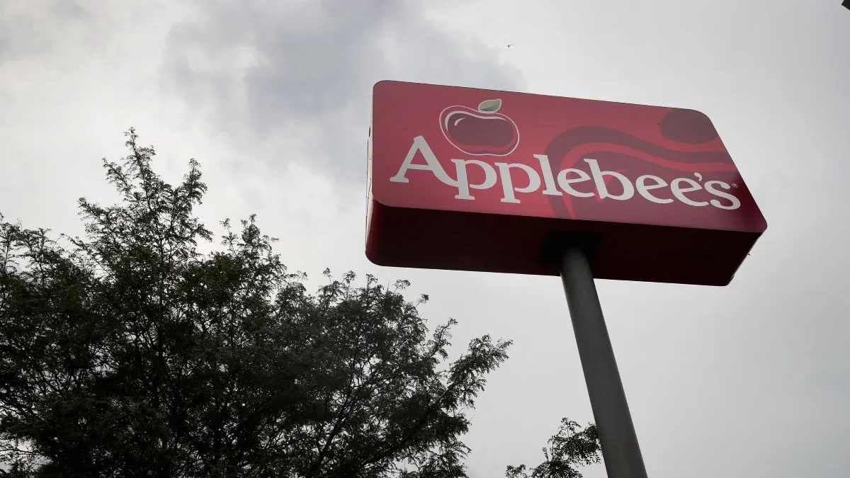 A photograph of an Applebee's sign.